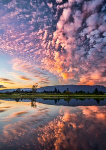 Fotografía Simétrica De Nubes Cubiertas De Cielo Azul